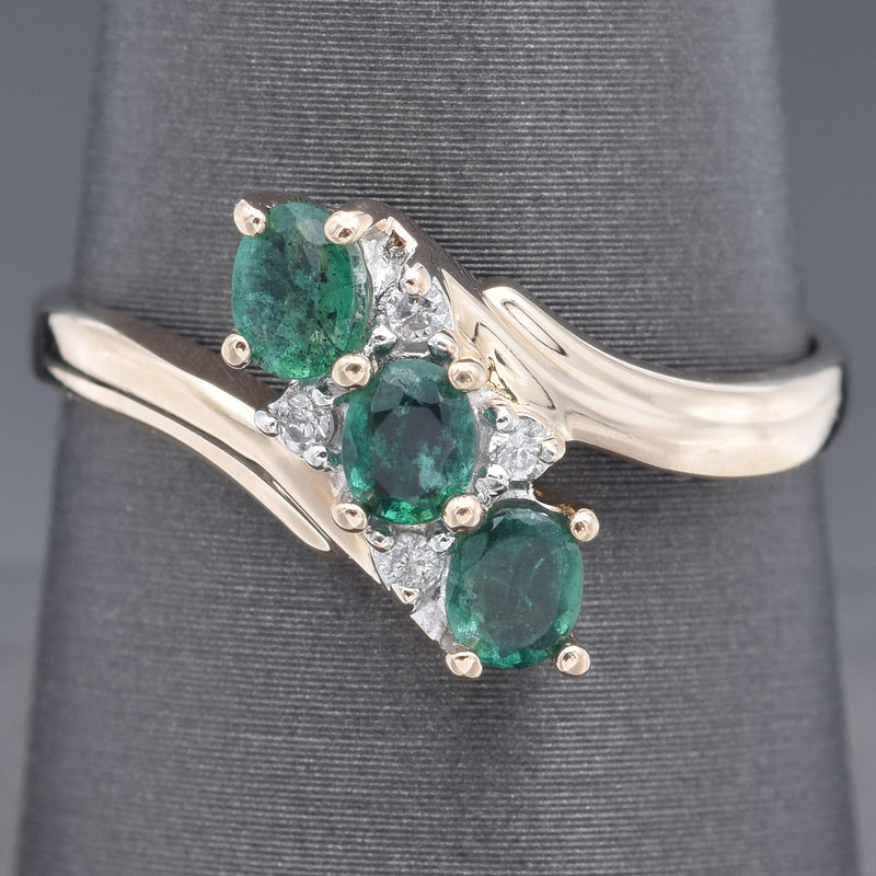 Vintage 14K Yellow Gold Emerald & Diamond Band Ring Size 8.25