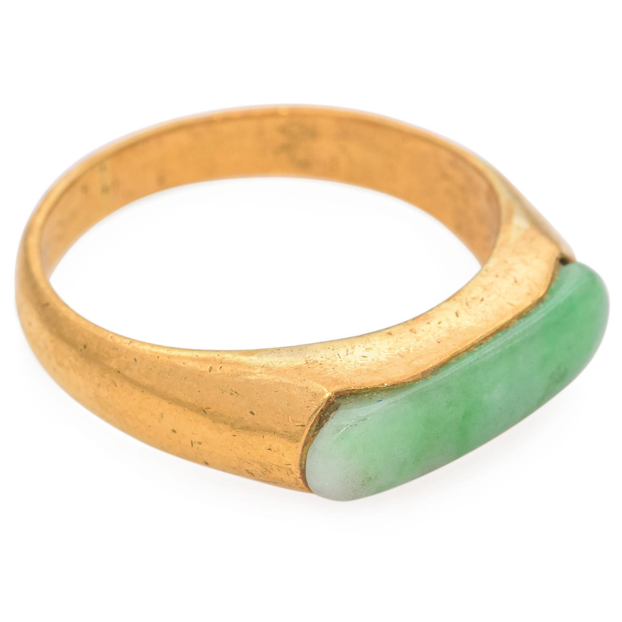 Vintage 22k Yellow Gold 1.07 Ct Green Jade Saddle Ring