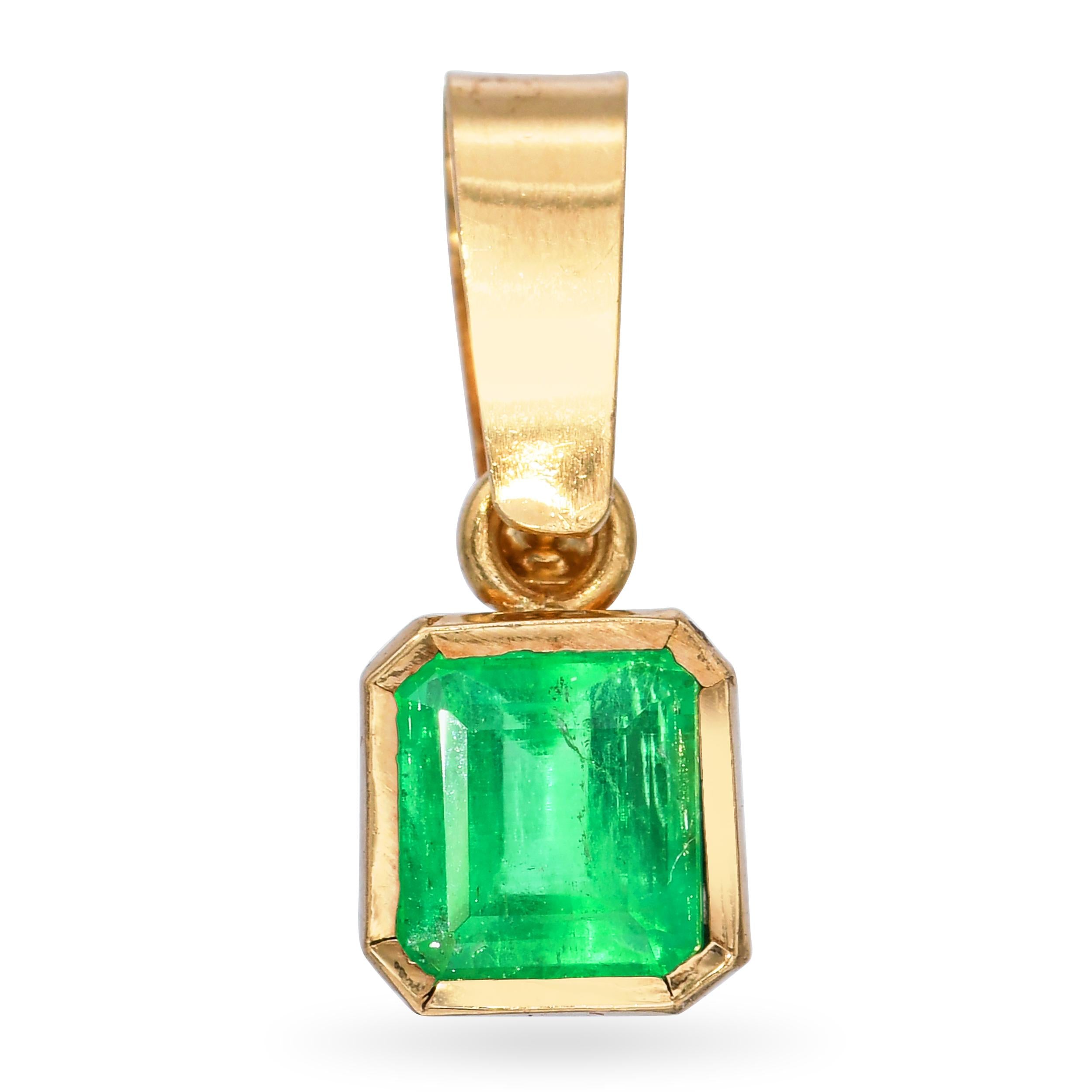 Vintage 18k Yellow Gold Colombian Emerald Pendant
