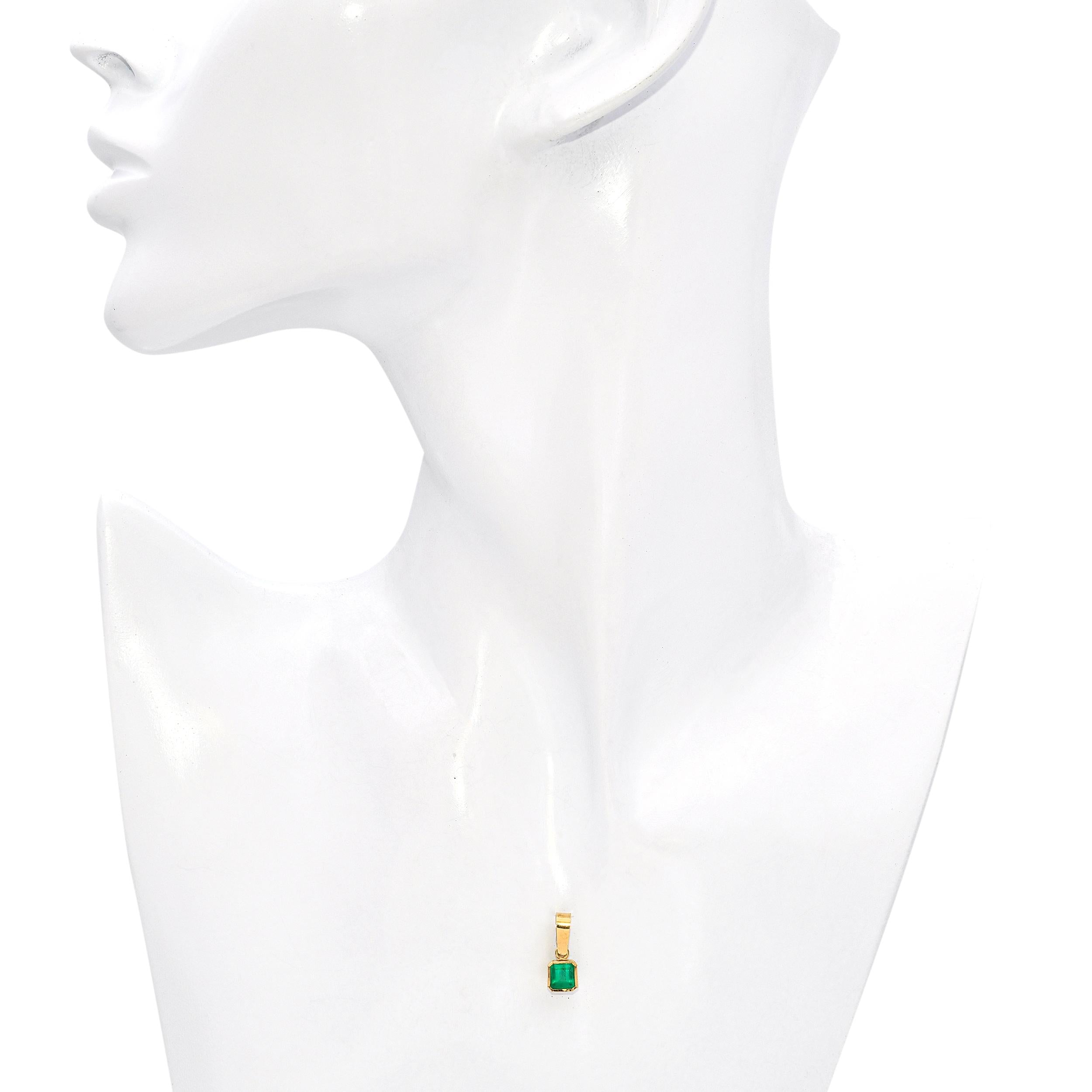 Vintage 18k Yellow Gold Colombian Emerald Pendant