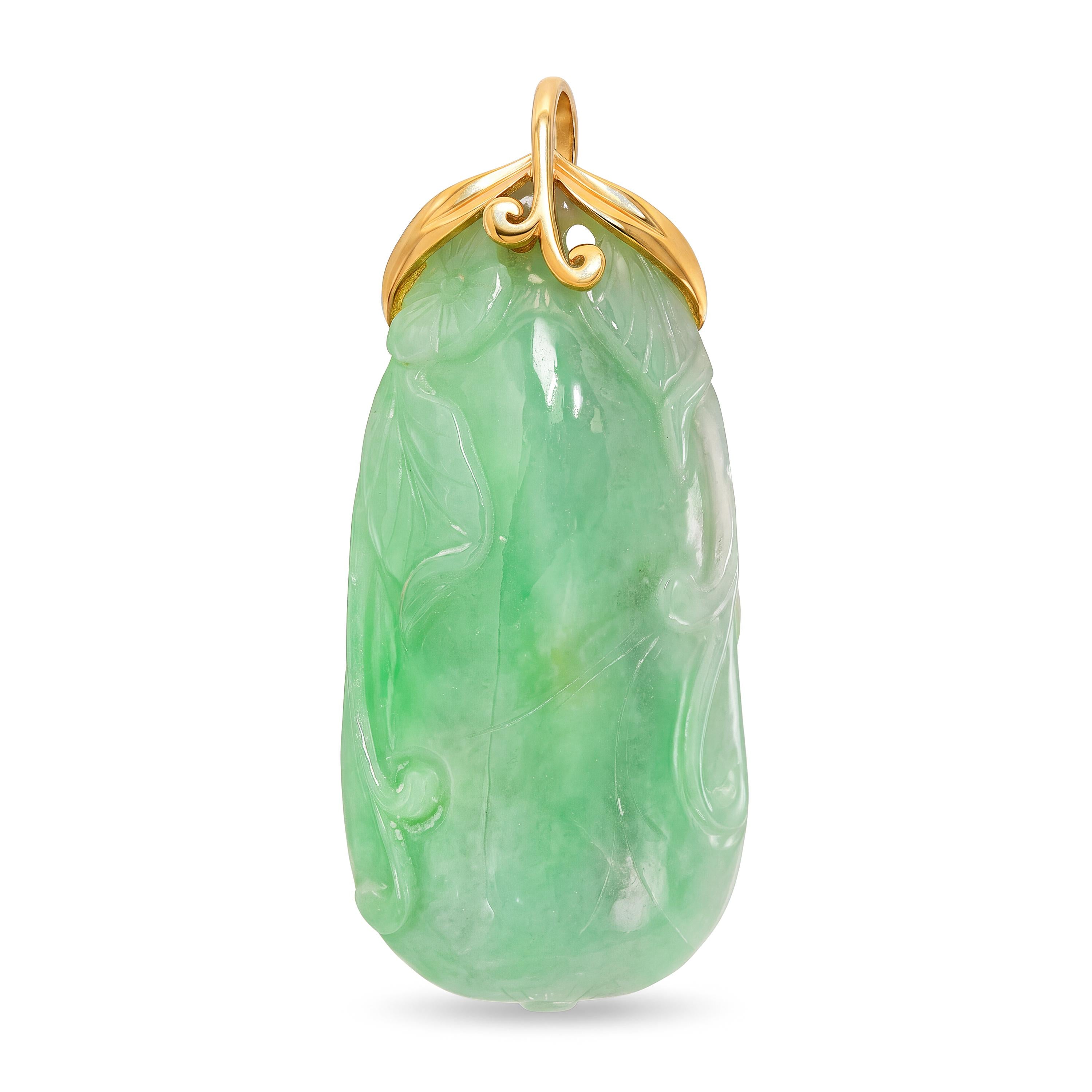 Vintage 14k Yellow Gold Carved Jadeite Jade Squash Pendant