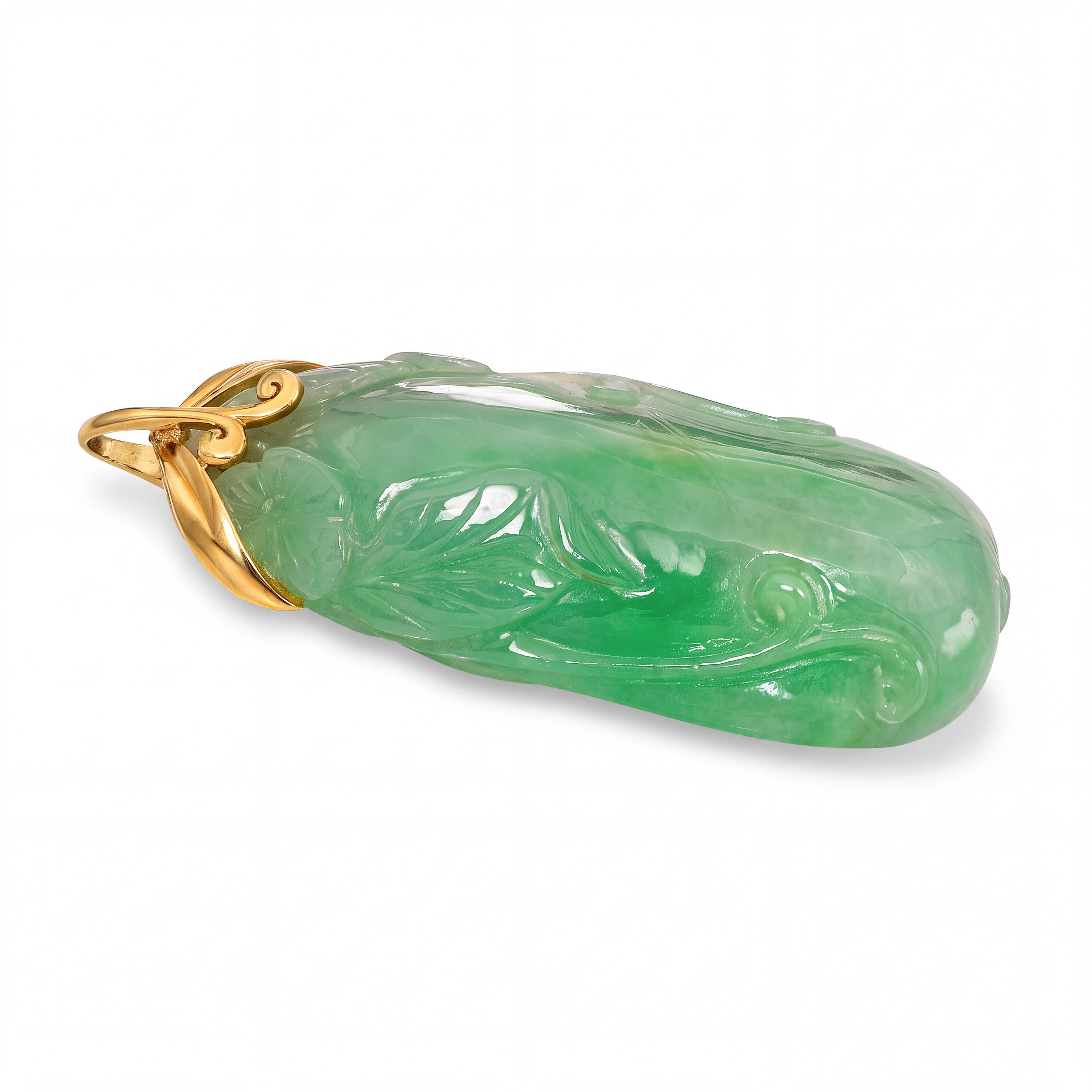 Vintage 14k Yellow Gold Carved Jadeite Jade Squash Pendant