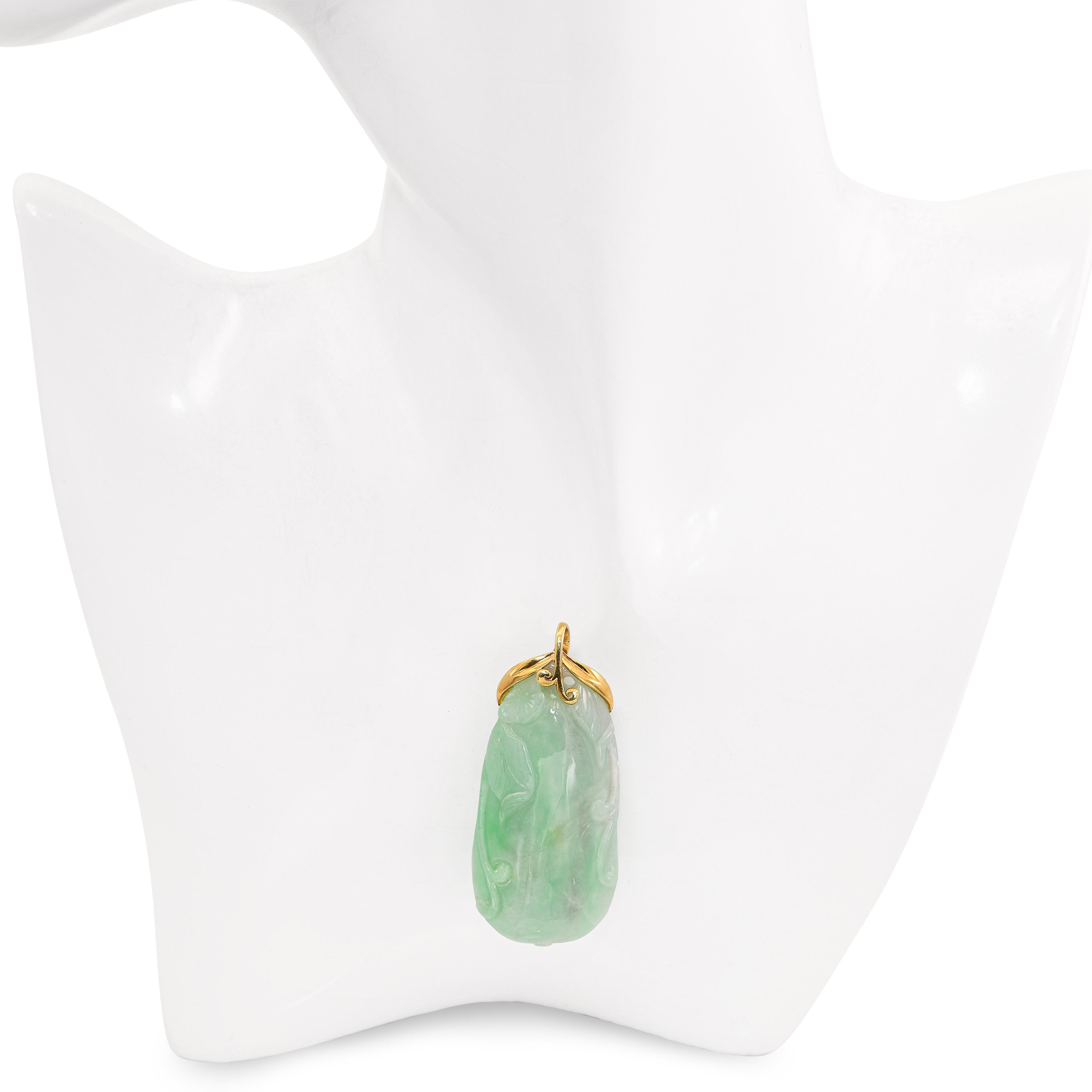 Vintage 14k Yellow Gold Carved Jadeite Jade Squash Pendant