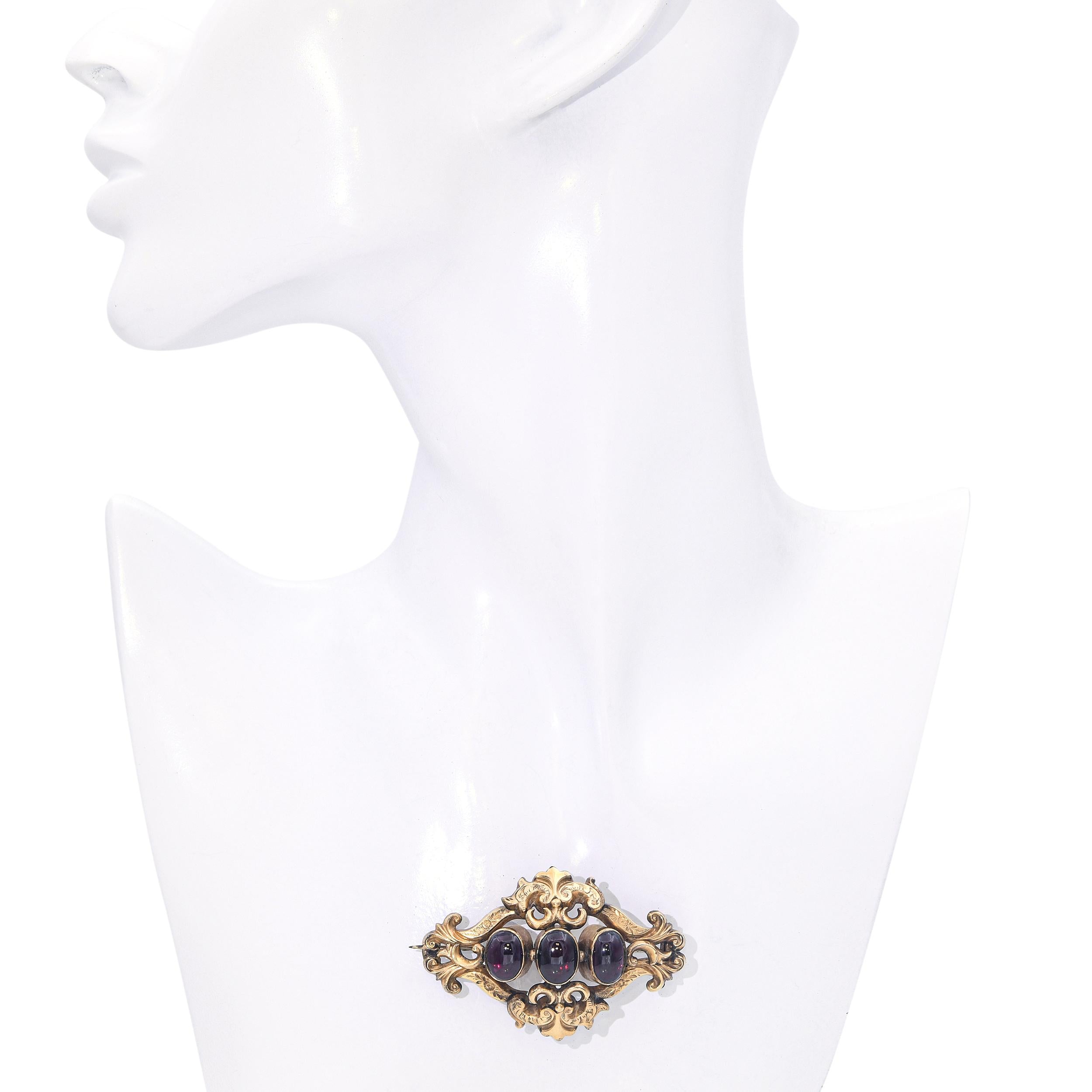 Antique Victorian 10k Yellow Gold Bohemian Garnet Cabochon Brooch