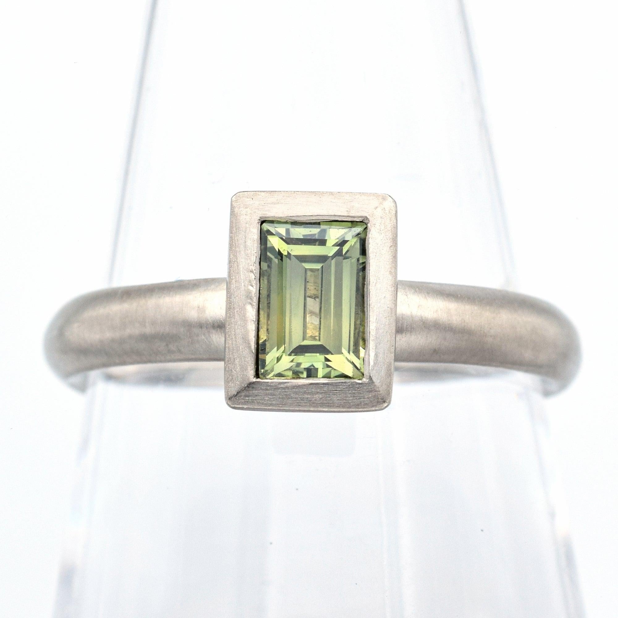 Estate 14K White Gold 0.56 Ct Green Sapphire Baguette Band Ring Size 8