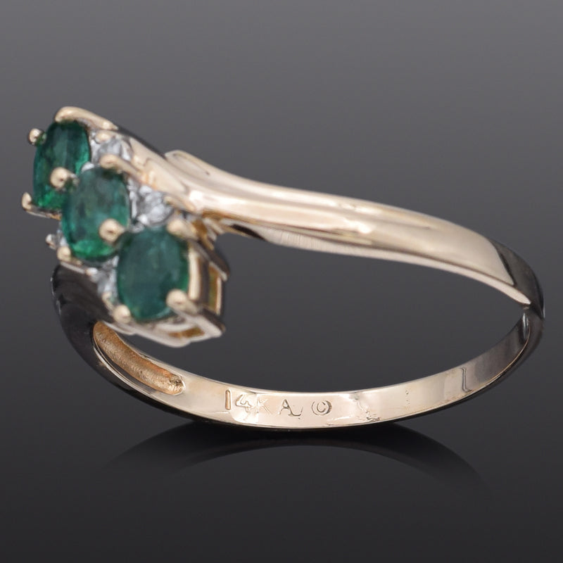 Vintage 14K Yellow Gold Emerald & Diamond Band Ring Size 8.25