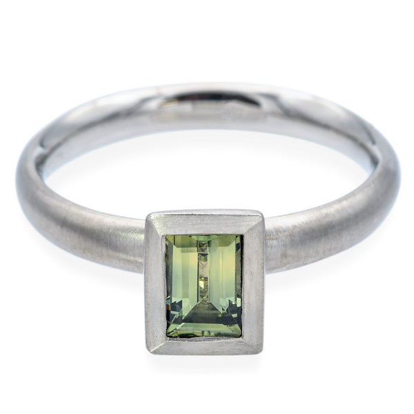 Estate 14K White Gold 0.56 Ct Green Sapphire Baguette Band Ring Size 8