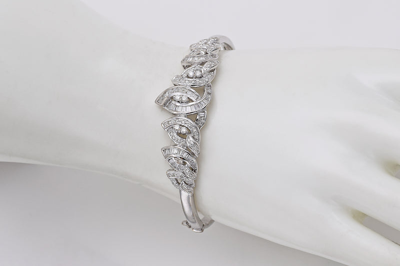 Vintage 18K White Gold 2.17 TCW Diamond Swirl Hinged Bangle Bracelet + Box