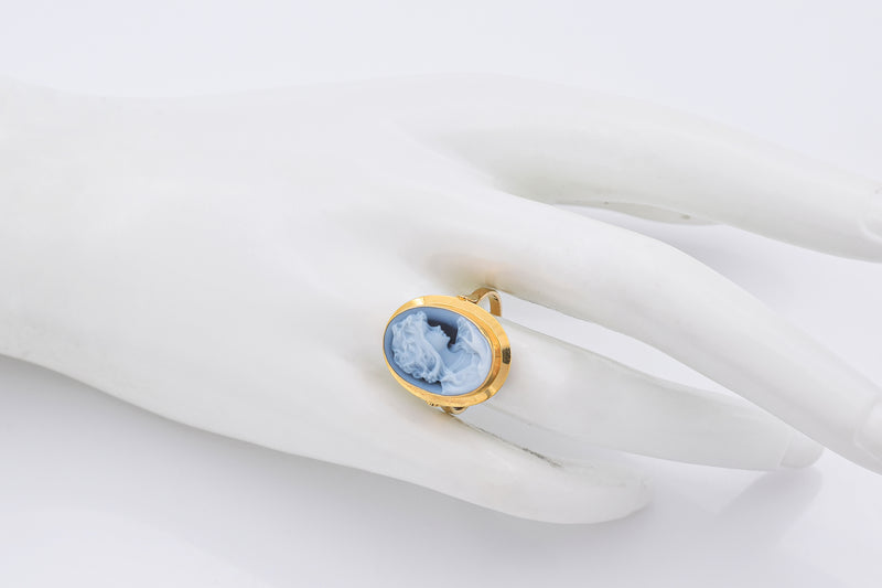 Vintage 18K Yellow Gold Blue Agate Cameo Ring