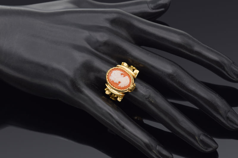 Antique Mod Dep Italy 18K Yellow Gold Cameo Shell Ring