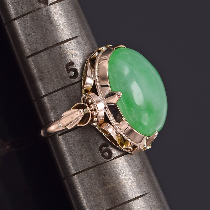 Vintage 14K Yellow Gold 11.06 Ct Green Jade Oval Cabochon Cocktail Ring